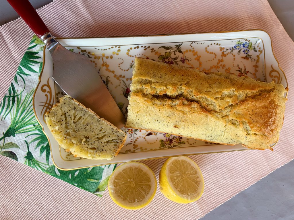 cake citron sur un plateau