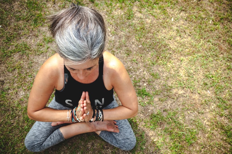 femme pratiquant le yoga à la ménopause