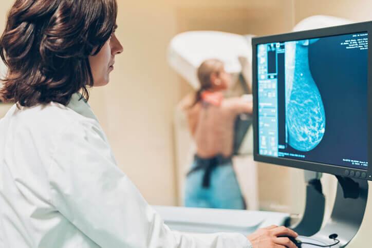 femme passant une mammographie