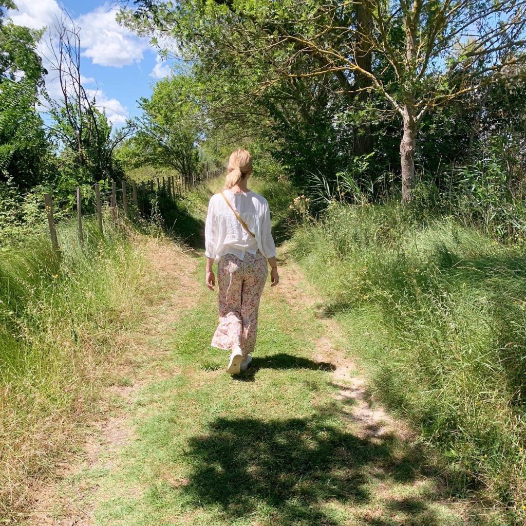 marcher dans la nature pour bien vivre la ménopause l'été