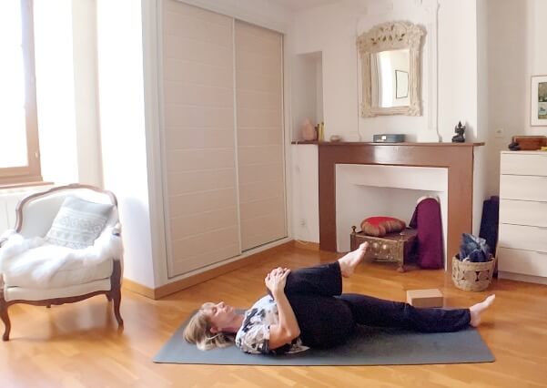 Pourquoi le yoga aide à avoir un ventre moins gonflé et ballonné à la ménopause