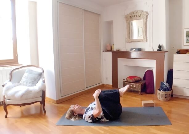 Pourquoi-le-yoga-aide-à avoir- un-ventre-moins-gonflé-et-ballonné-à-la-ménopause