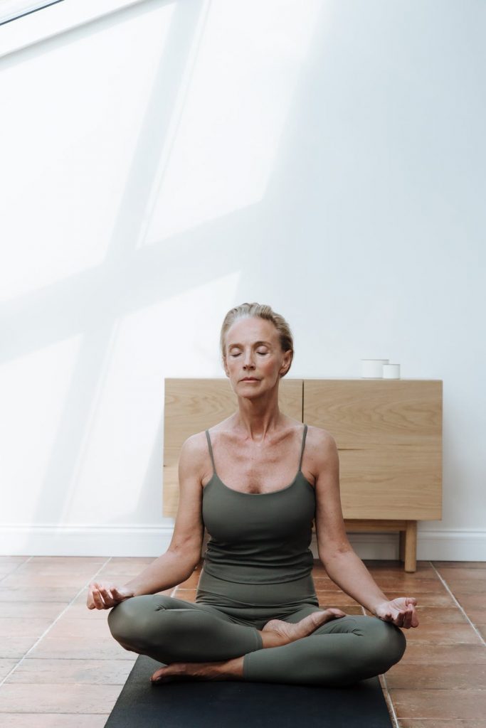 femme de plus de 50 ans pratiquant le yoga