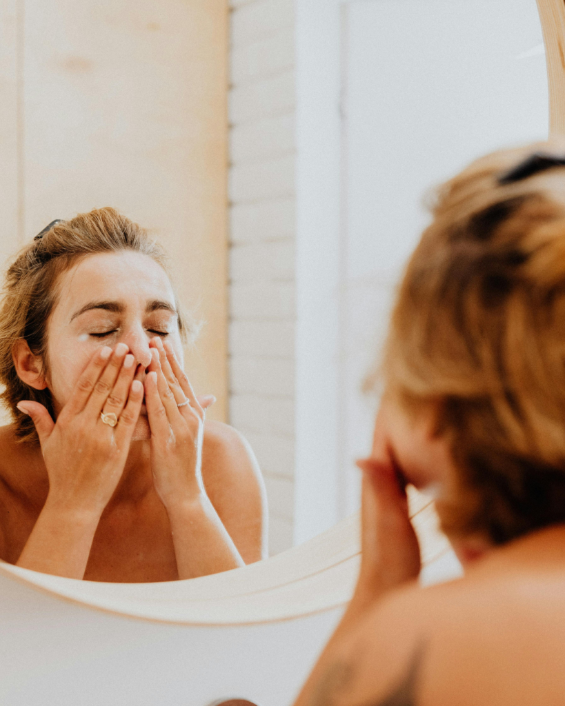 Masque LED visage CurrentBody : mon avis et conseils pour garder une jolie peau après 50 ans